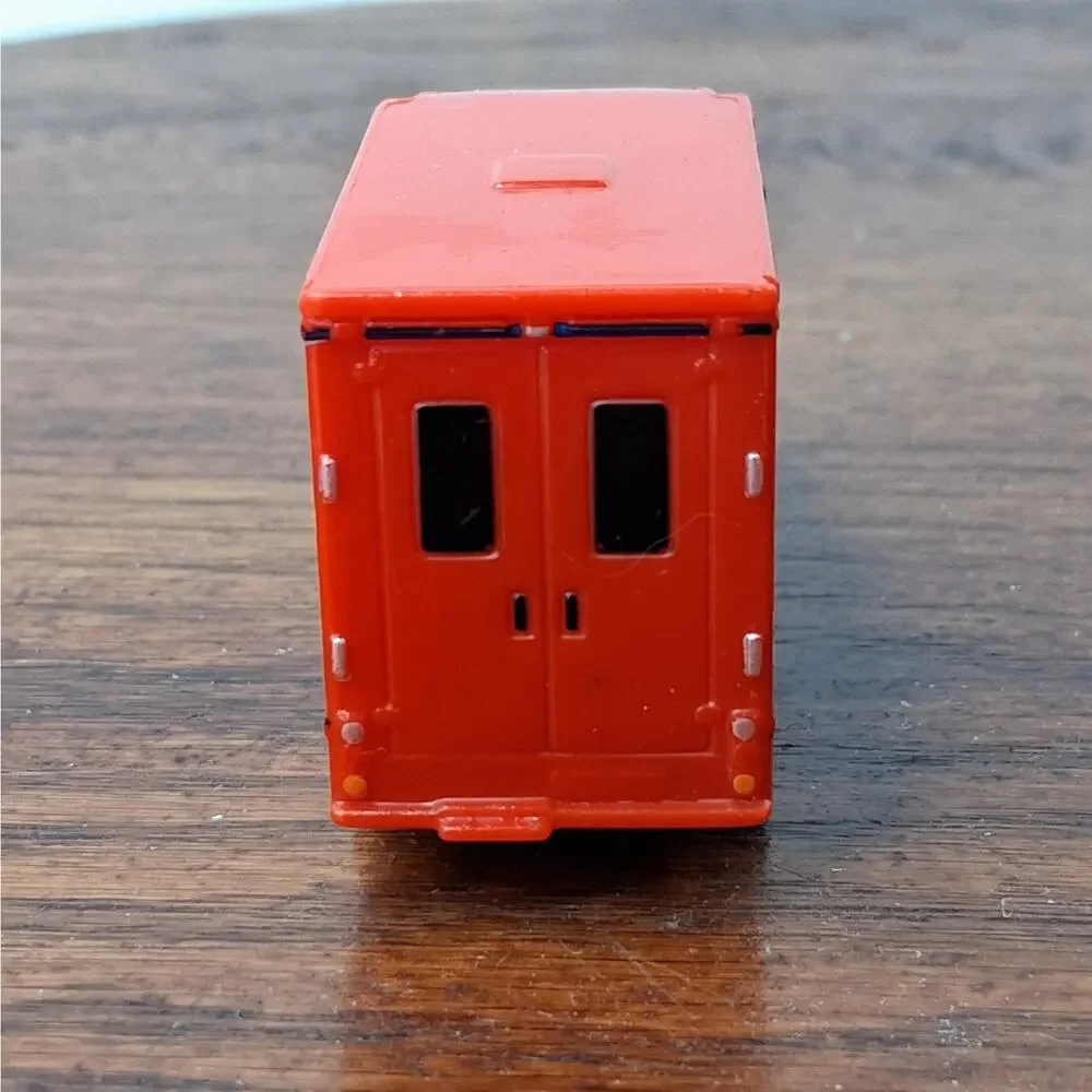 Maisto Adventure Force 1:64 Scale Toy Eastvale‎ Fire & Rescue Ambulance Red